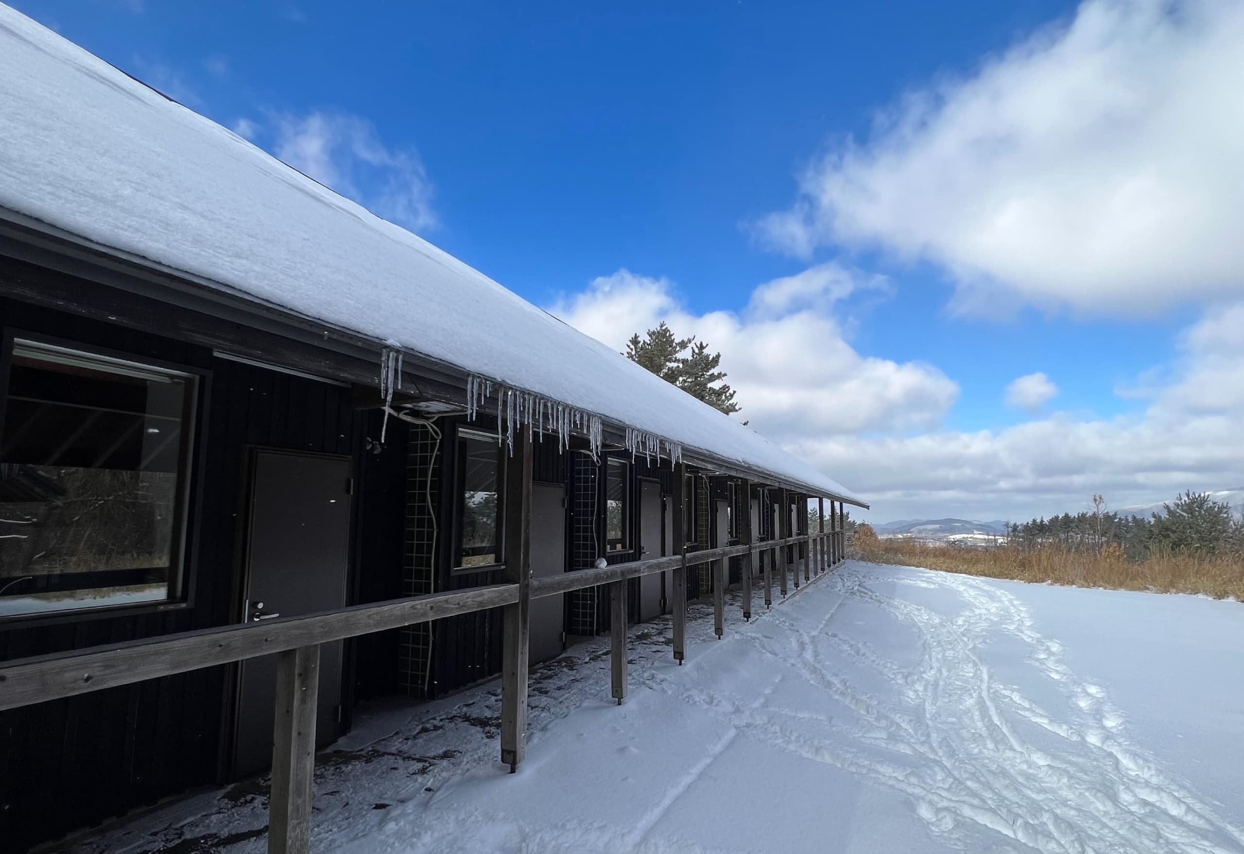雪景色を楽しむ山小屋ロッジ旅